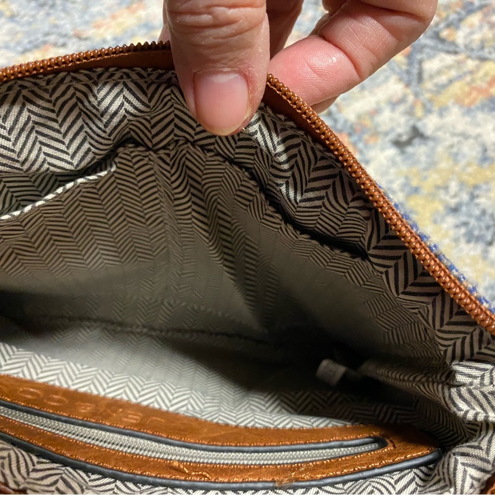 Elegant Plaid Crossbody Bag with Brown Trim - Picture 5 of 8
